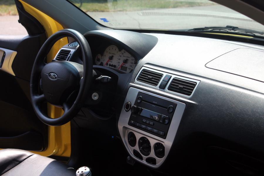 Интерьер Saleen S121 Focus (DA3) 2004 года  (фото 3 из 10)